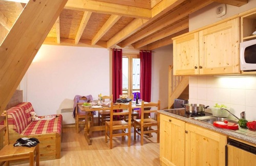 Saint-Sorlin-d'Arves Apartment | 200m from ski slopes, fitness, swimming pool, terrace, balcony, parking, 35-40m²