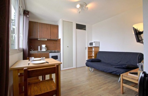 Chamrousse Apartment | 200m from ski slopes, 6th floor, tv, ski locker, 18m², Chamrousse