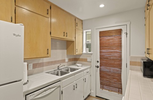 Pacific Grove House | 2021 Remodeled Victorian in Excellent Location, Close to Beach and Downtown