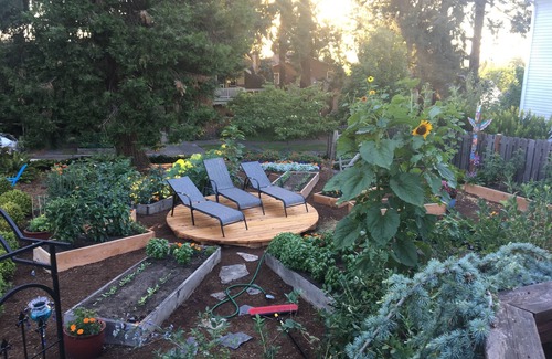 College Hill House | 2024 Olympic Trials - 4 Bdrm, 3 Ba, sleeps 8, Hot Tub, Fire Pit, big yard/garden
