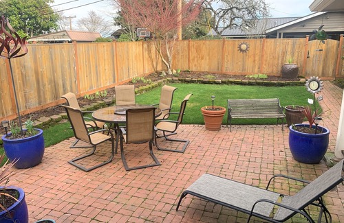 College Hill House | 2024 Olympic Trials - 4 Bdrm, 3 Ba, sleeps 8, Hot Tub, Fire Pit, big yard/garden