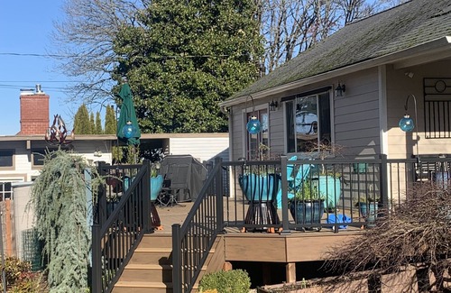 College Hill House | 2024 Olympic Trials - 4 Bdrm, 3 Ba, sleeps 8, Hot Tub, Fire Pit, big yard/garden