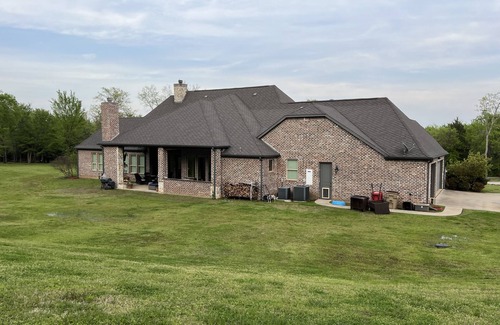 Sulphur Springs House | 2024 Solar Eclipse Point of Totality! 4000 sq ft, 4 BR, 5 Bath, 3 acres