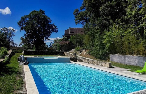 Lunan House | 2025 La contie privatisée based on 12 to 18 guests*.