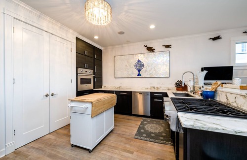 Grand Beach House | (2025 Open!) LAKEFRONT HOME WITH PRIVATE HOT TUB!