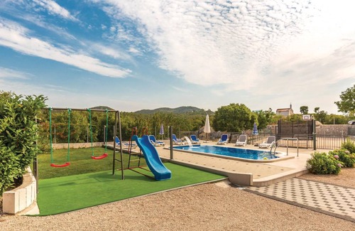 Vrgorac House | 205 m² House ∙ 4 bedrooms ∙ 8 guests