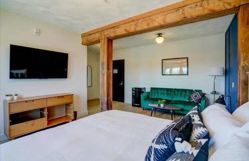 Waunakee Hotel | 206 - King Suite