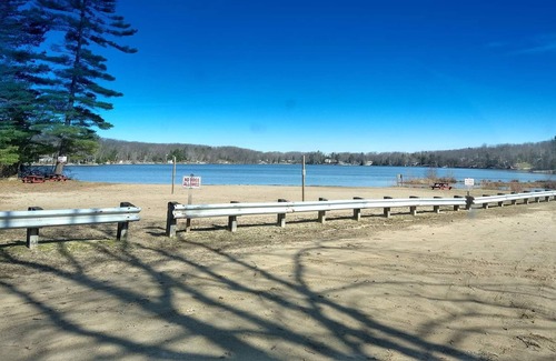 Harrison Cottage | 20Lakes Cozy cottage Lake community with Private Beaches State land & Orv