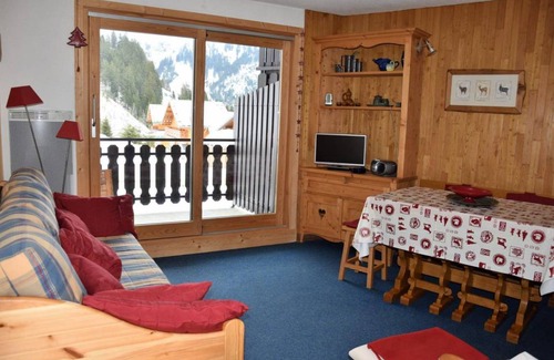 Pralognan-la-Vanoise Apartment | 20m from ski slopes, 1st floor, balcony, parking, tv, ski locker, 40m², Pralognan-la-Vanoise