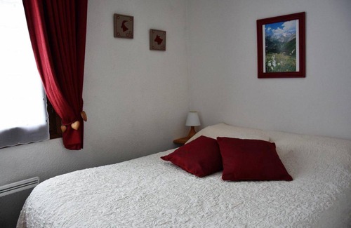 Pralognan-la-Vanoise Apartment | 20m from ski slopes, 1st floor, balcony, parking, tv, ski locker, 40m², Pralognan-la-Vanoise