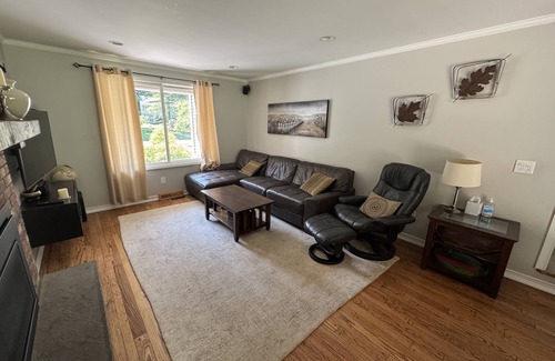 Clifton Park House | 20minutes to Saratoga track, 3mi to highway. Pet friendly. Avaiable til end Aug.