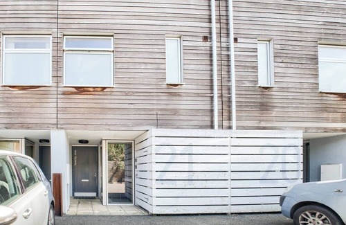 Coventry House | 21 Cable Yard- Sylish, modern and central house