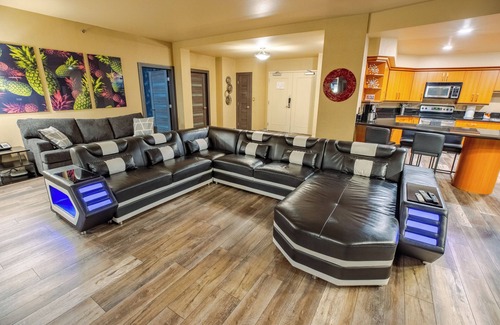 Las Vegas Hotel | 2100 SqFt Penthouse Suite W: Strip Views! POOL GYM