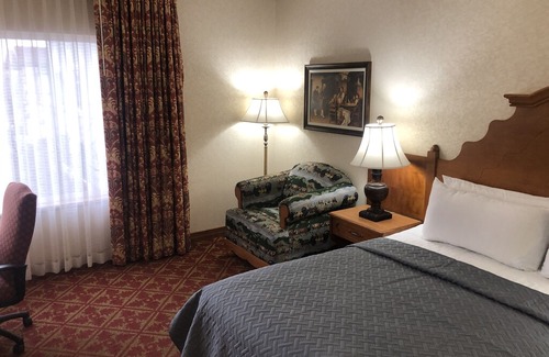 Zermatt Hotel | 211 POOL IS OPEN! ZERMATT RESORT KING SUITE!