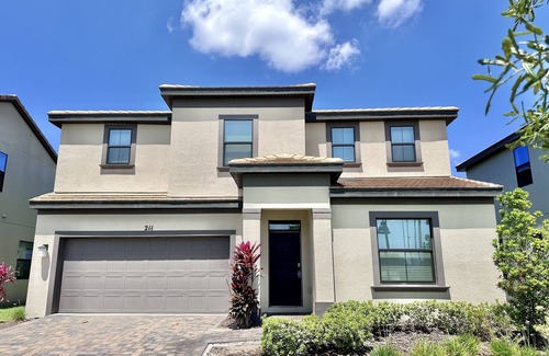 Haines City House | 211MCV: Huge 6 En Suite Pool Home! 2 King Suites Sleeps 12!