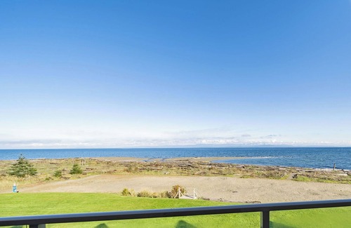 Regional District of Nanaimo Condo | #212 Upper Beach View Suite at Shorewater Resort, Qualicum Beach