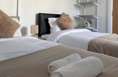 Edenderry Apartment | 22 Guests - Edenderry Luxury Apartment Retreat