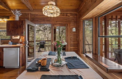 La Grange Cabin | 22 mi to Round Top Warrenton for Antique Week, 2/2 cabin on a quiet lake, Wif