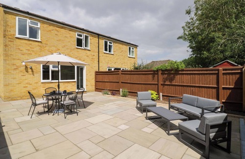 Kidlington Cottage | 22 OLD CHAPEL CLOSE, family friendly, with a garden in Kidlington