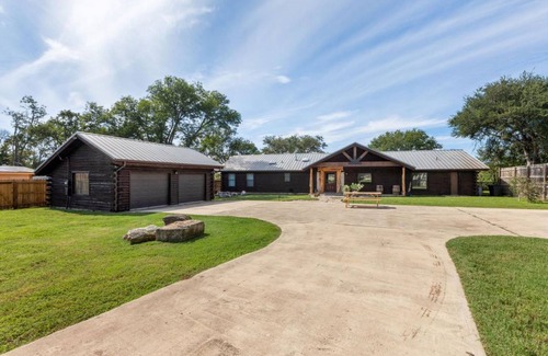 Kerrville House | 228 m² House ∙ 4 bedrooms ∙ 9 guests