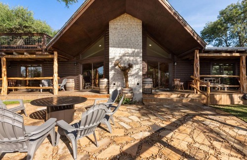 Kerrville House | 228 m² House ∙ 4 bedrooms ∙ 9 guests