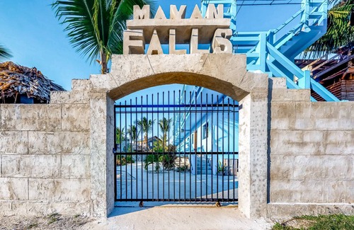 Caye Caulker Hotel | 230 m² Motel ∙ 8 bedrooms ∙ 21 guests