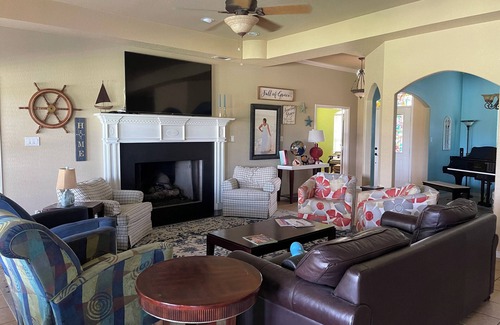 Gatesville House | 2300 sq ft home with pool and hot tub. Overlooking golf course and sunsets.