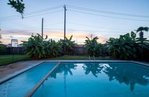 Cloverleaf House | 2300 SQFT 3 bed/2.5bath Long-Term Private Pool Oasis