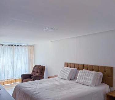 Flamengo House | 230m da PRAIA, casa com ESPAÇO GOURMET e CHURRASQUEIRA, Portaria 24h, 2 VAGAS de GARAGEM, acomoda até 10 PESSOAS, Próximo a MERCADOS e FARMÁCIA