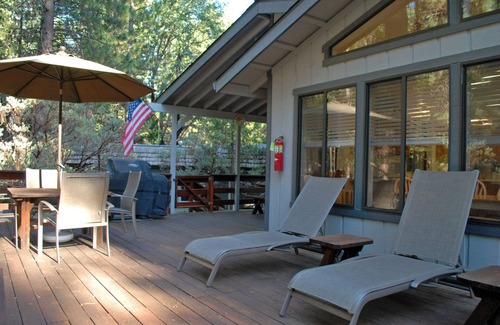 North Wawona Cabin | (23A) Big Cedar at The Redwoods In Yosemite