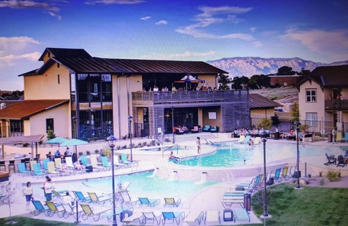 Albuquerque Apartment | 24/7 resort style pools, jacuzzi, sauna, gym. 3 Bedrooms 5 bath townhome.