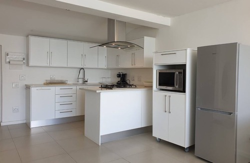Gordons Bay Central Apartment | '24 Gordonia' - Spacious Condo, Sleeps 7, Easy Beach Access and Ocean Views