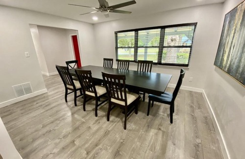 Gainesville House | 2400 heated sqft Centrally located majestic house with king beds
