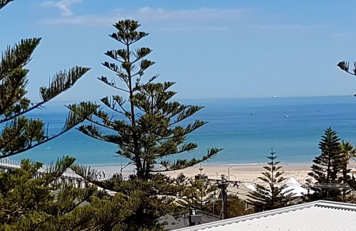 Grange Apartment | 242 Steps to the Beach at Grange with Netflix and train to the City/Footy