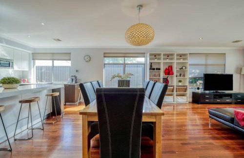 Rivervale House | 248 m² House ∙ 4 bedrooms ∙ 6 guests