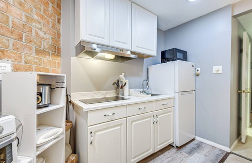 Simpsonville Apartment | < 25 Mi to Downtown Baltimore & DC: Apt w/Deck