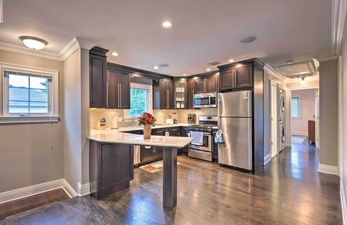 Glen Cove Apartment | 25 Mi to NYC: Walkable Long Island Apt w/Balcony