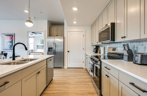 St. George Condo | 25 Mi to Zion: Rock 'n' Roll Condo w/Mtn View!