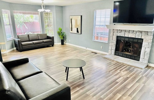 Sparks House | 25 minutes to Tesla/Sleeps 9