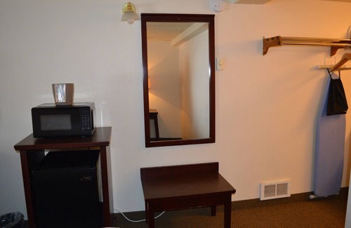 Columbia Falls Hotel | 25- ONE KING BED hotel with WiFi, AC in fabulous Columbia Falls. 20 mi to GNP