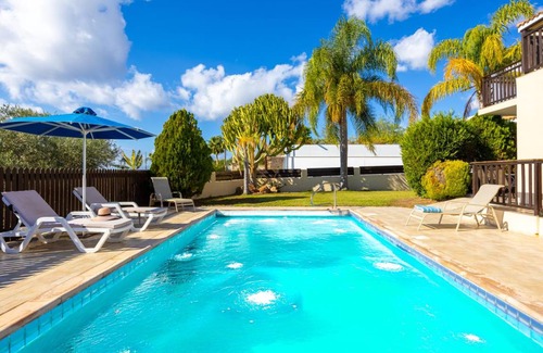 Peyia Town Villa | 250 m² Villa ∙ 4 bedrooms ∙ 8 guests