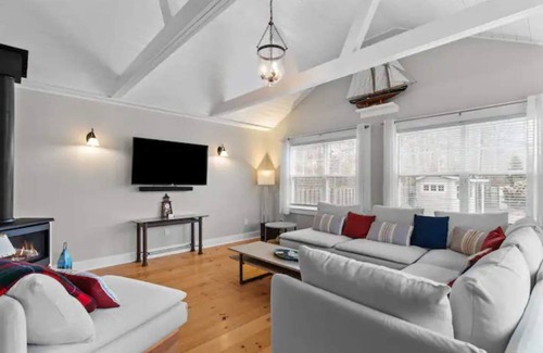 Chester House | 2500' | Front HBR | Lap Pool | DT 5 Min Walk | 3BD