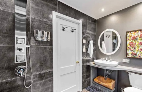 Chester House | 2500' | Front HBR | Lap Pool | DT 5 Min Walk | 3BD