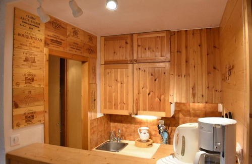 Meribel Apartment | 250m from ski slopes, 2nd floor, balcony, tv, ski locker, 50m², Méribel