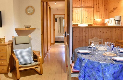 Meribel Apartment | 250m from ski slopes, 2nd floor, balcony, tv, ski locker, 50m², Méribel