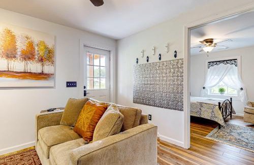 Hendersonville House | 254 & 256 Hoots Hideaway Cottage & Hoots Log Cabin - Full Property