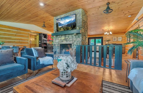 Asheville House | 25p Mountain Retreat on 5.2 acres w Pool/Spa/Movie Theatre/Gameroom 5m from DT
