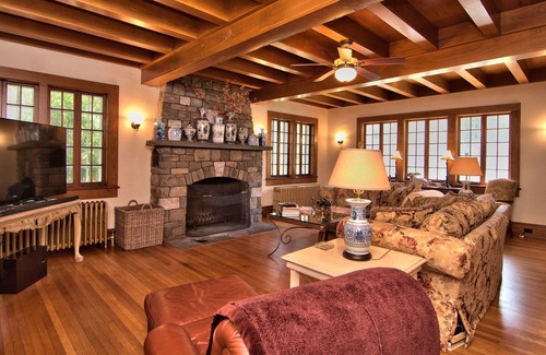 Cresco House | 26-acre Estate with pool, tennis court, pond and comfiest beds!