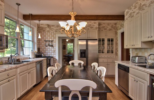 Cresco House | 26-acre Estate with pool, tennis court, pond and comfiest beds!