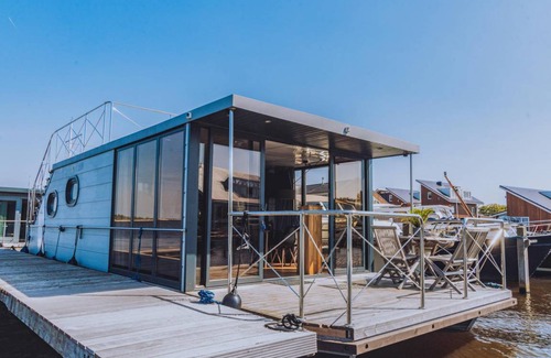 Municipality of Uitgeest Boat Rental | 26 m² Houseboat ∙ 2 bedrooms ∙ 4 guests